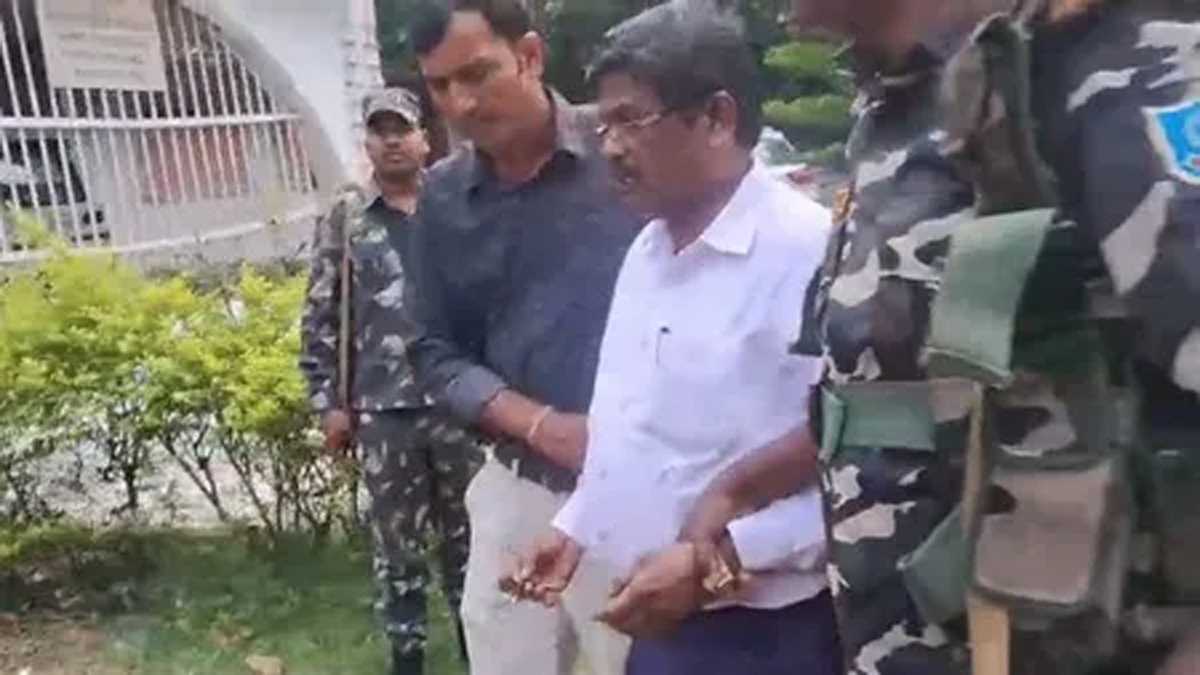 रांची में कार्यपालक अभियंता रिश्वत लेते गिरफ्तार, आवास से 17 लाख नगद बरामद